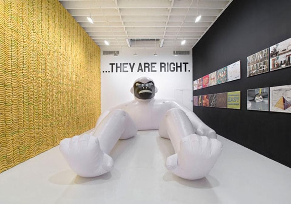 la Deitch Gallery di New York
con viste dell’installazione di Stefan Sagmeister Things I
Have Learned in My Life So Far