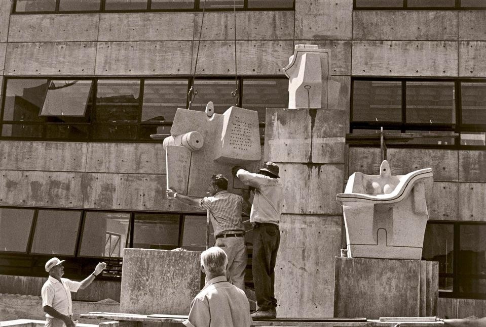 La folla dei ritratti in terracotta di Sebastiano Satta nello studio di Costantino Nivola nel East Hampton, 1966