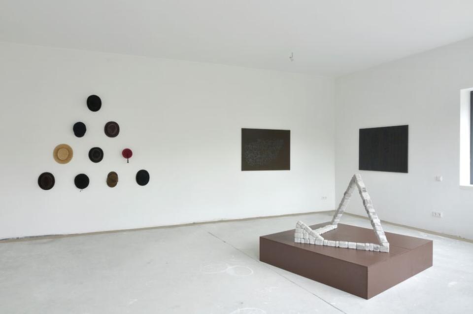 Vista di un'installazione a Sunday, Berlino, 2010. 
Jeremie Gindre, Chert Galerie (a destra); 
Ruth Proctor, Galleria Norma Mangione (a sinistra). 
Foto: Florian Balze.
