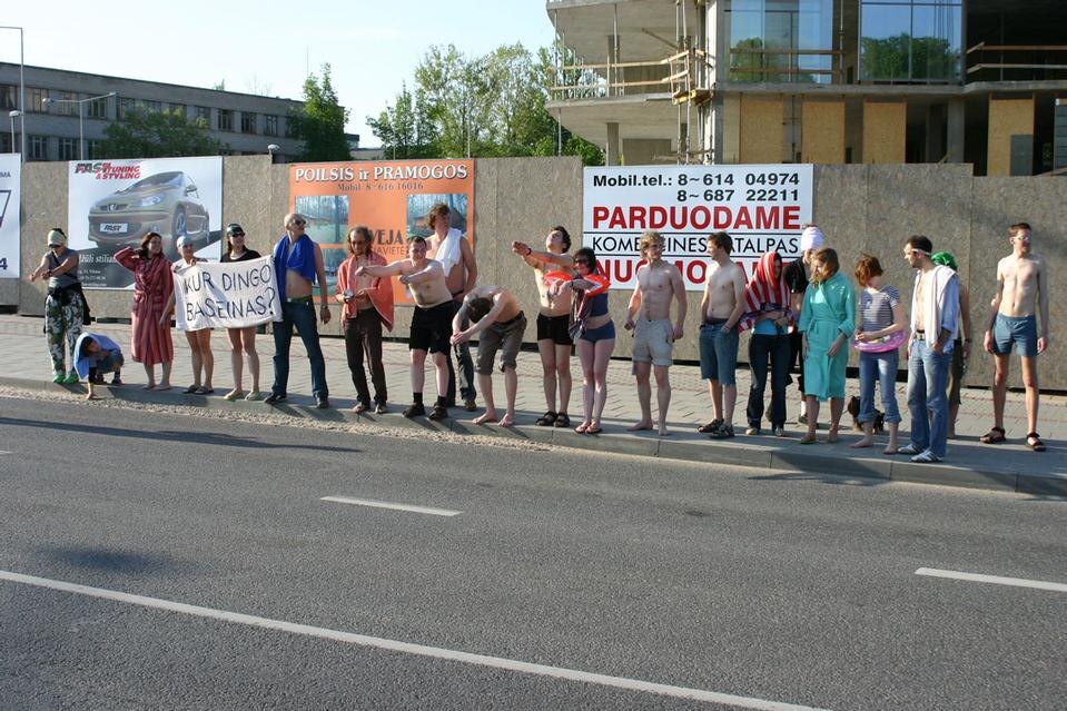 Human-chain of swimming enthusiasts, azione davanti ell’ex-piscina
Žalgiris, Vilnius 2005
