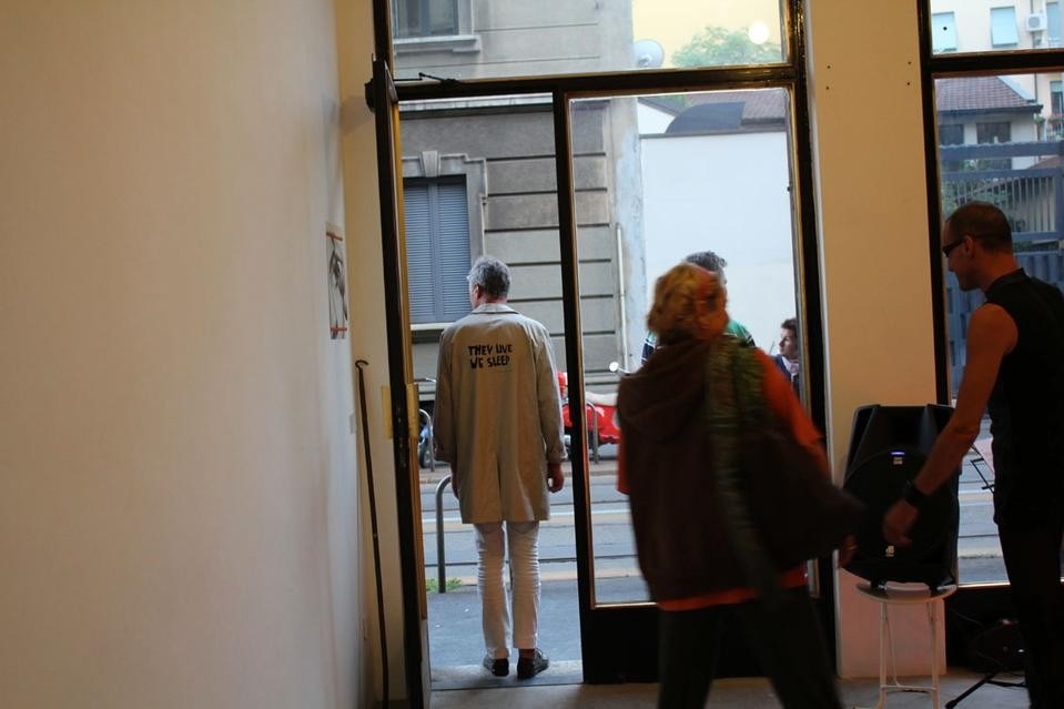 Maurizio Cattelan all'ingresso di Le Dictateur, lo spazio di Pierpaolo Ferrari e Federico Pepe, direttori dell'omonima pubblicazione.