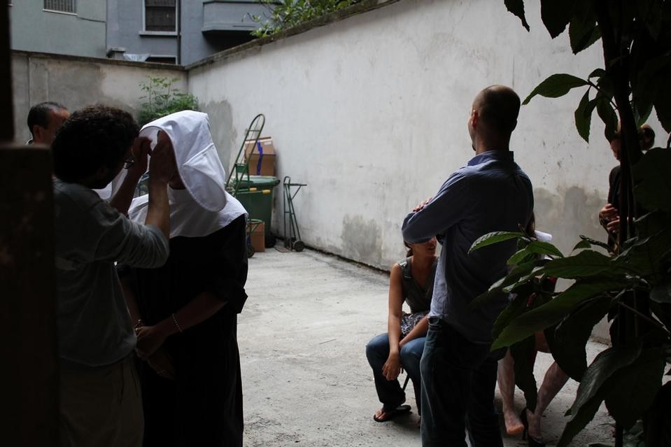 Il backstage della preparazione degli attori.