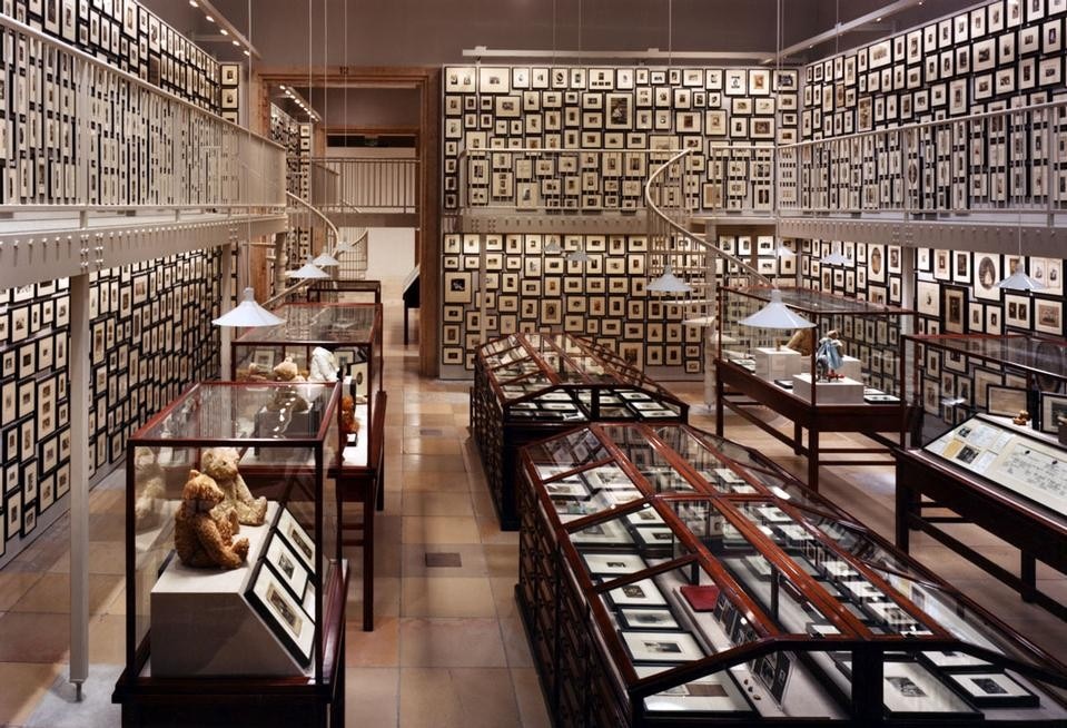 Ydessa Hendeles, <i>Partners (The Teddy Bear Project)</i>, 2002
Installation at Haus der Kunst, Munich
Courtesy Ydessa Hendeles and the Ydessa Hendeles Art Foundation, Toronto, Photo: Robert Keziere
