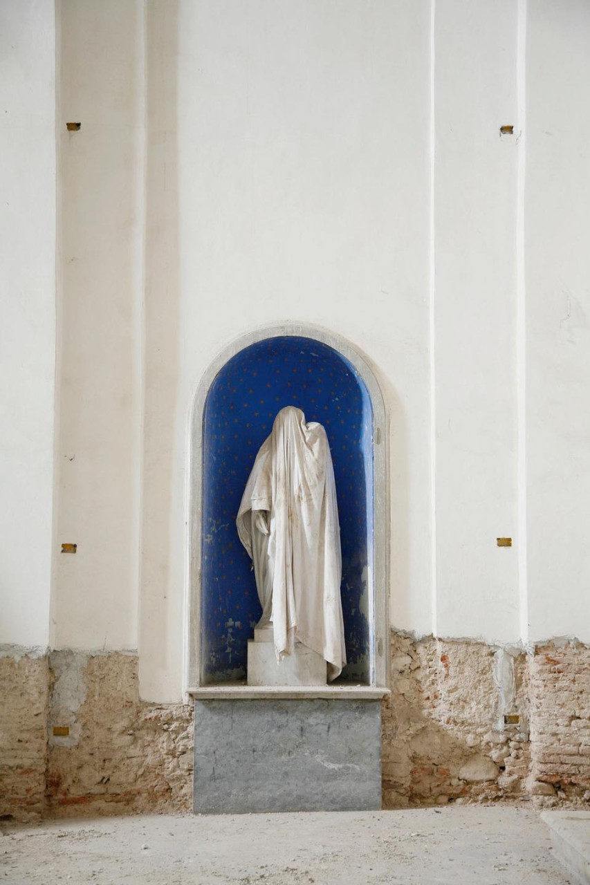 particolare
dell’allestimento della chiesa di Santa Maria
delle Lacrime. Foto Benvenuto
Saba