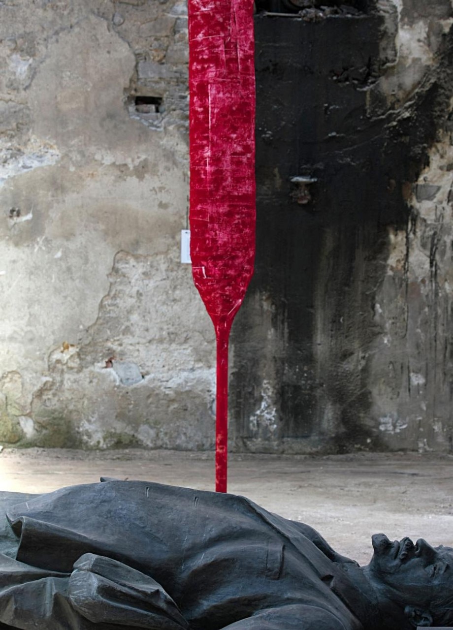 Dettaglio dell’opera
di Daniel Knorr, <i>Ave Michelangelo</i>, 2010.
Incenso, legno, carta di sigarette, colore,
fuoco, 500 x 30 cm. Foto Valerio
E. Brambilla
