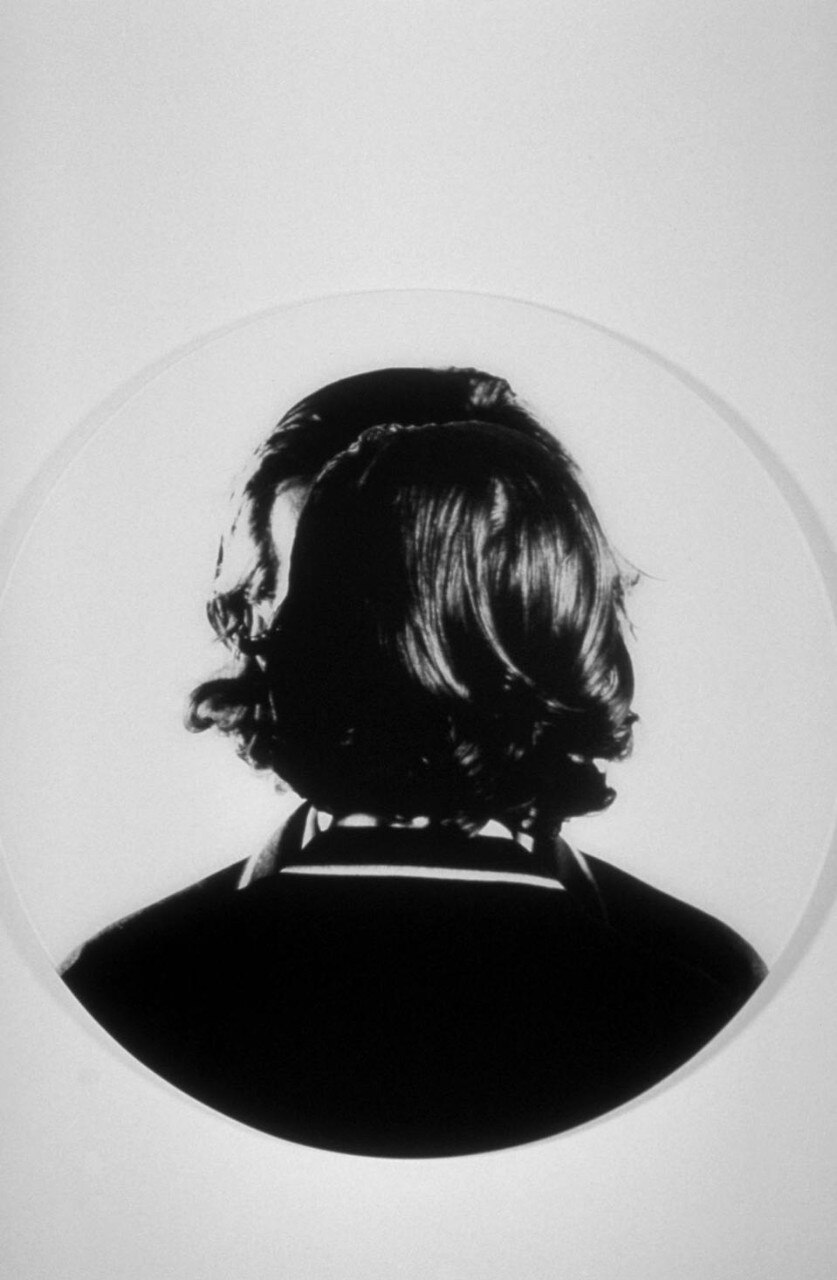 Maurizio Cattelan, Moi-Même-Soi-Même (Me stesso, se stesso), 1997, fotografia b/n, plexiglas, diametro 80 cm. Collezione Gensollen, Marsiglia