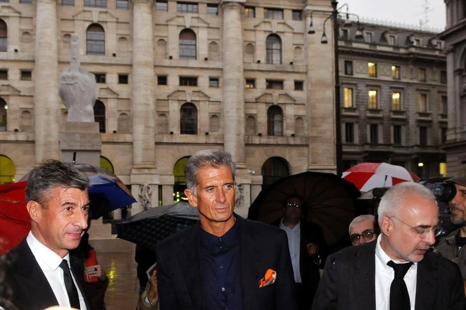 Da sinistra: Maurizio Cattelan, Massimiliano Finazzer Flory e Francesco Bonami all'inaugurazione dell'irriverente dito medio. 