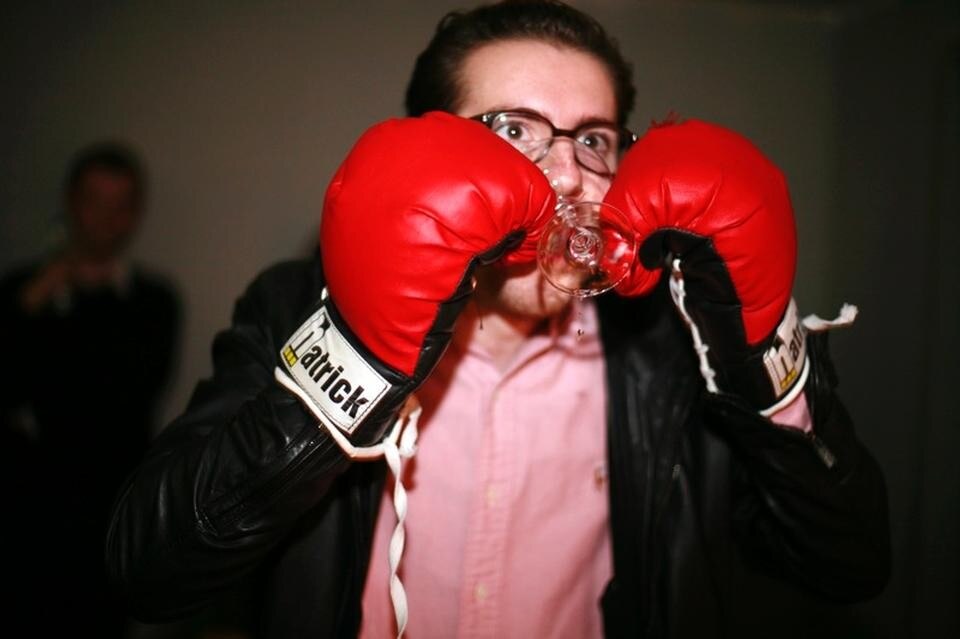 Un visitatore di "Sunday" beve un cocktail di Fiona Banner, foto Joseph Popper.