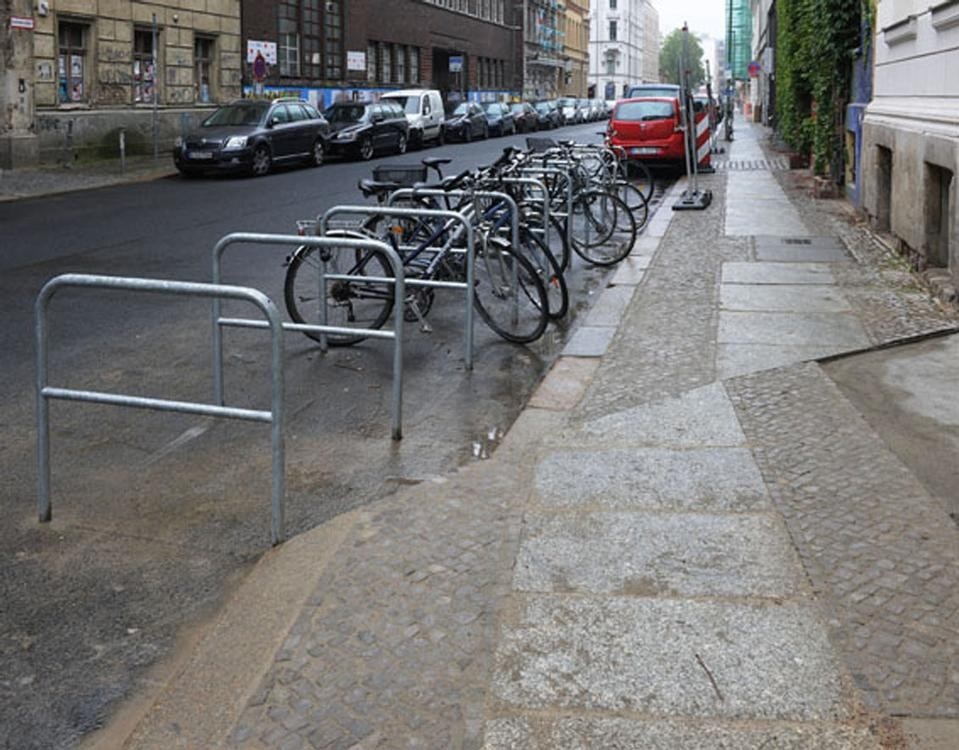 Renata Lucas, 
<i>Kunst-Werke, 2010 (Cabeça e cauda de cavalo)</i> Installation view 
KW Institute for Cotemporary Art. Foto Uwe Walter.
Per gentile concessione dell'artista
