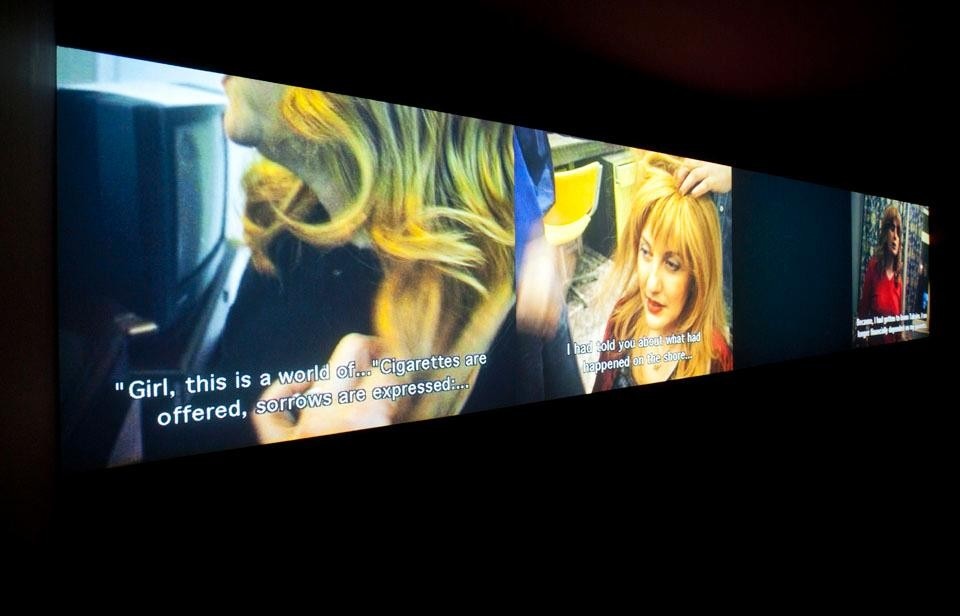 Women Who Wear Wigs (1999) si concentra su quattro donne che usano la parrucca cercando di reprimere la loro identità nella Turchia contemporanea. Dr. Nejat F. Eczacibasi Foundationn Collection. Vista dell'installazione alla galleria Istanbul Modern, 2010