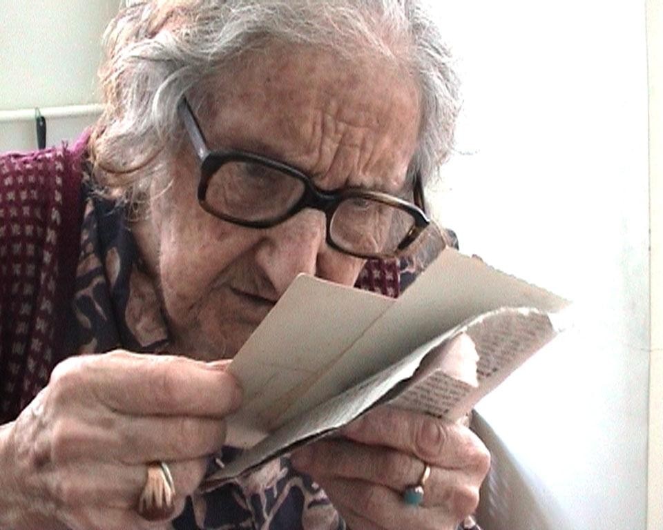 Testimony (2006) scava nel passato della tata del padre, che ha dovuto mantenere nascosta la sua identità. Courtesy of Kutlug Ataman e Thomas Dane Gallery, London. Prodotto da The Institute for the Readjustment of Clocks, Istanbul