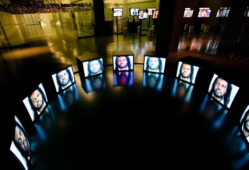 It’s a Vicious Circle (2002), video sulla vita di un immigrato giamaicano, racconta la sua esperienza di straniero a Berlino. Courtesy of Kutlug Ataman e Thomas Dane Gallery, London. Prodotto da The Institute for the Readjustment of Clocks, Istanbul. Vista dell'installazione alla galleria Istanbul Modern, 2010