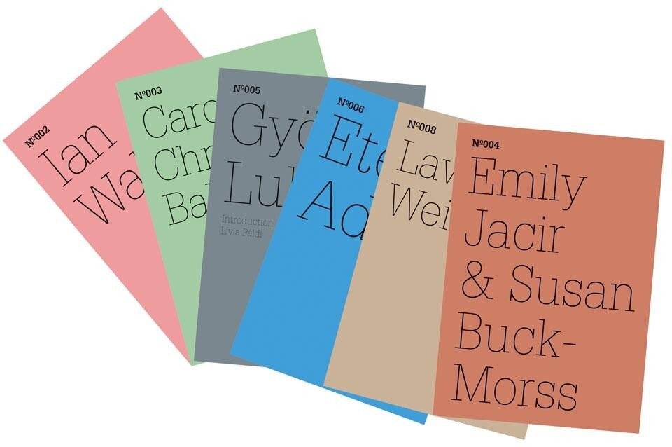 100 Notes – 100 Thoughts. Come preludio all'edizione 2012, dOCUMENTA (13) e Hatje Cantz pubblicano una serie di quaderni che comprende la riproduzione di appunti, saggi, collaborazioni e conversazioni. Commissionato da     Carolyn Christov-Bakargiev insieme all' Agente, membro del gruppo centrale e capo dipartimento, Chus Martínez, la serie è redatta da Bettina Funcke, responsabile delle pubblicazioni. 