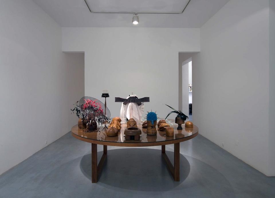 L'installazione <i>Prêt-à-porter</i> di Carlos Garaicoa all'interno della mostra "Party! Not Tea Party" alla Galería Elba Benítez. © Carlos Garaicoa
Courtesy dell'artista e della Galería Elba Benítez.
Photo Luis Asín.
