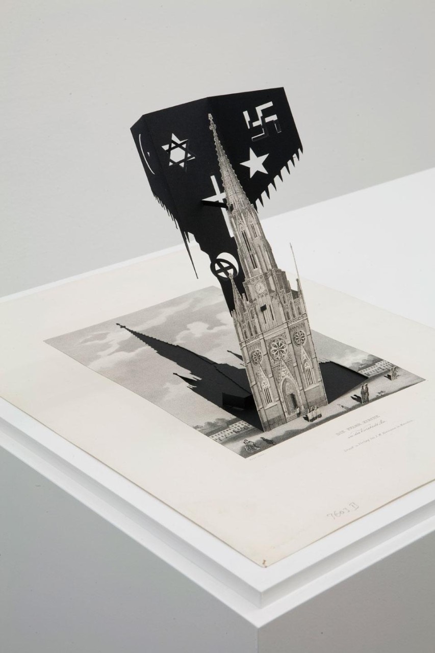 Carlos Garaicoa, <i>Upside Down Fundamentalisms</i>, 2010. Esposta alla Galleria Barbara Gross, l'opera fa parte del progetto <i>Lo vijejo y lo Nuevo</i>: sculture di piccole dimensioni realizzate ritagliando e portando in verticale i contorni delle facciate di edifici raffigurati su antiche incisioni all'acquaforte.