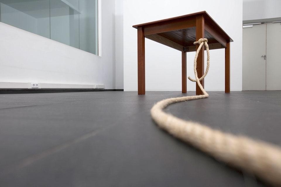 Wilfredo Prieto, <i>
Amarrado a la pata de la mesa</i>, 2011. Courtesy CA2M, Centro de Artes Dos de Mayo, Madrid.
