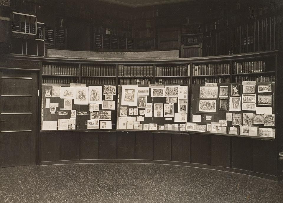 Sala di lettura della Kunstwissenschaftliche Bibliothek Warburg ad Amburgo, fotografata durante la mostra <i>Ovid</i>, 1927. © Warburg Institute Archive, London.
Photo Warburg Institute.