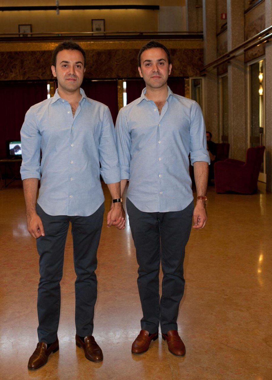 I due gemelli chiamati da Maurizio Cattelan a interpretare la coppia Alighiero e Boetti, che si è prodotta in una auto-intervista