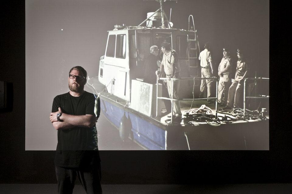 Giovanni Hänninen: ritratto di Dani Gal di fronte a Nacht und Nabel, Arsenale
Giovanni Hänninen: ritratto di Dani Gal di fronte a Nacht und Nabel, Arsenale