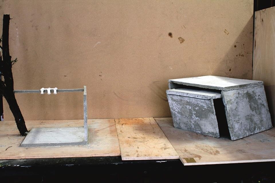 Oscar Tuazon, modellini per il progetto del para-padiglione di Venezia, 2011. Per gentile concessione dell’artista. Tuazon ha ideato una serie di spazi vuoti, due edifici senza stanze. Un sofitto di cemento, che ricade su se stesso, sostenuto dal peso delle mura che si ripiegano l’una sull’altra. Un fenomeno fisico, più che un edificio in cui vivere.