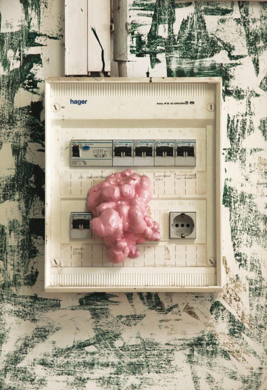 Franz West, <i>Gschwusti (Buzzicone)</i>, 2003. Epossidico, vernice acrilica, 9h x 16 x 12 cm. Foto Heiri Häfliger/Atelier Franz West