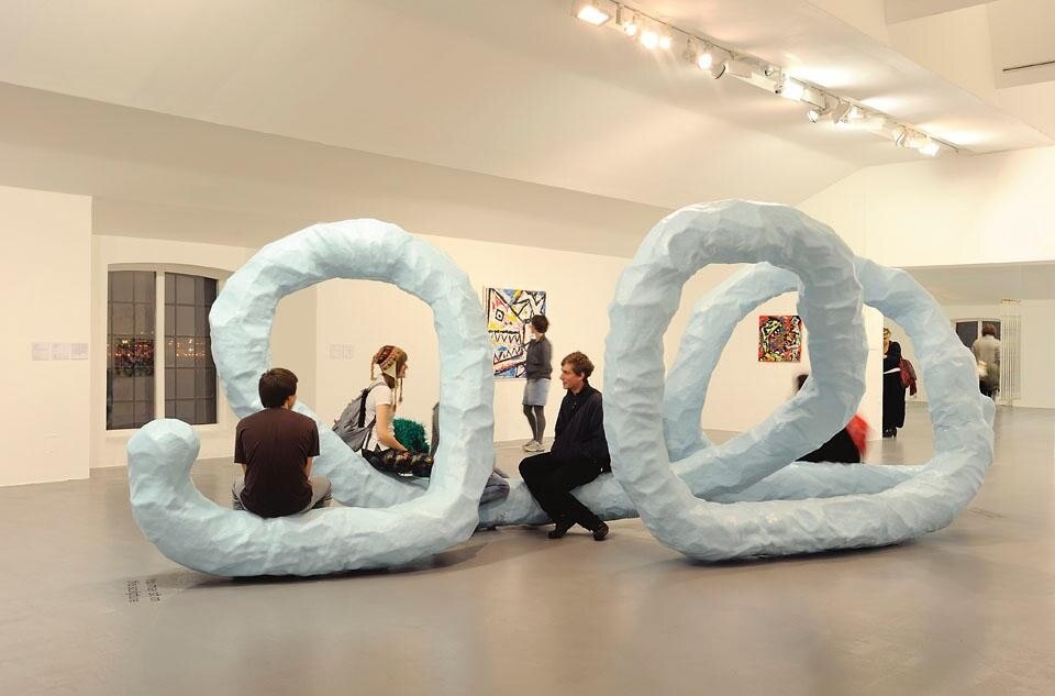 Franz West, <i>Schlieren</i>, 
veduta generale dell’installazione alla Biennale di Liverpool, 2010. Resina epossidica laccata, 230h x 680 x 235 cm
