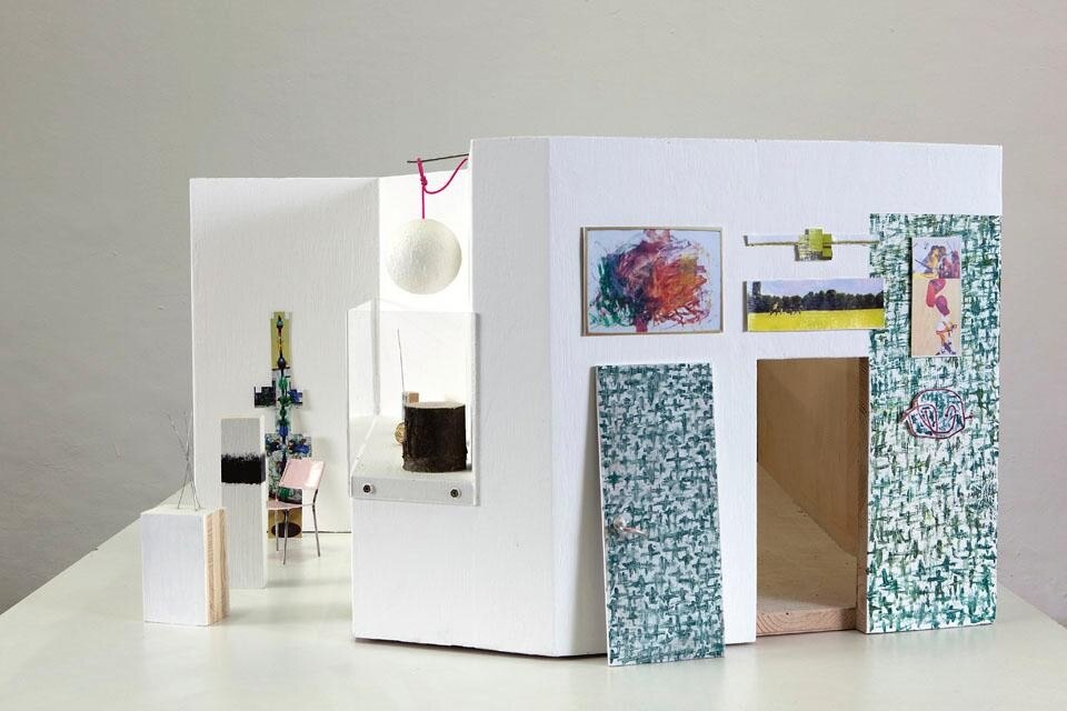 <i>Extroversion, 2011.</i> Modello dell’installazione che consiste in 43 opere di Franz West e dei suoi assistenti, di artisti-amici e di colleghi. Foto Michaela Obermair, Archiv Franz West. 