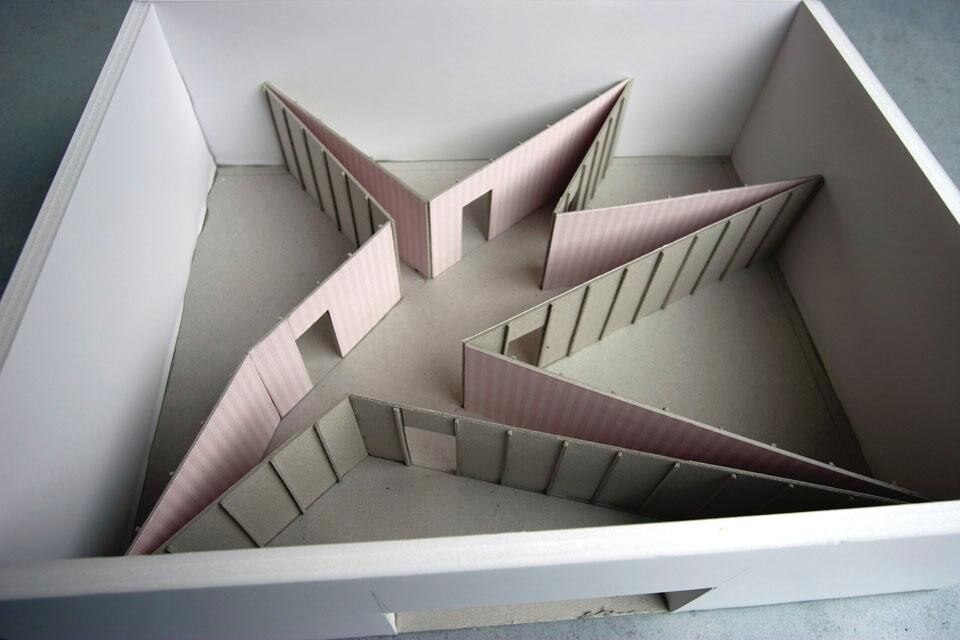 Modello dell’installazione <i>Antechamber</i> di Monika Sosnowska, Venezia 2011. Serve a ospitare le opere di David Goldblatt e Haroon Mirza e assume la forma di una struttura a stella fatta di assi per l’edilizia. Photo © Monika Sosnowska/ courtesy of the artist, Foksal Gallery Foundation, The Modern Institute, Galerie Gisela Capitain, Kurimanzutto, Hauser & Wirth

