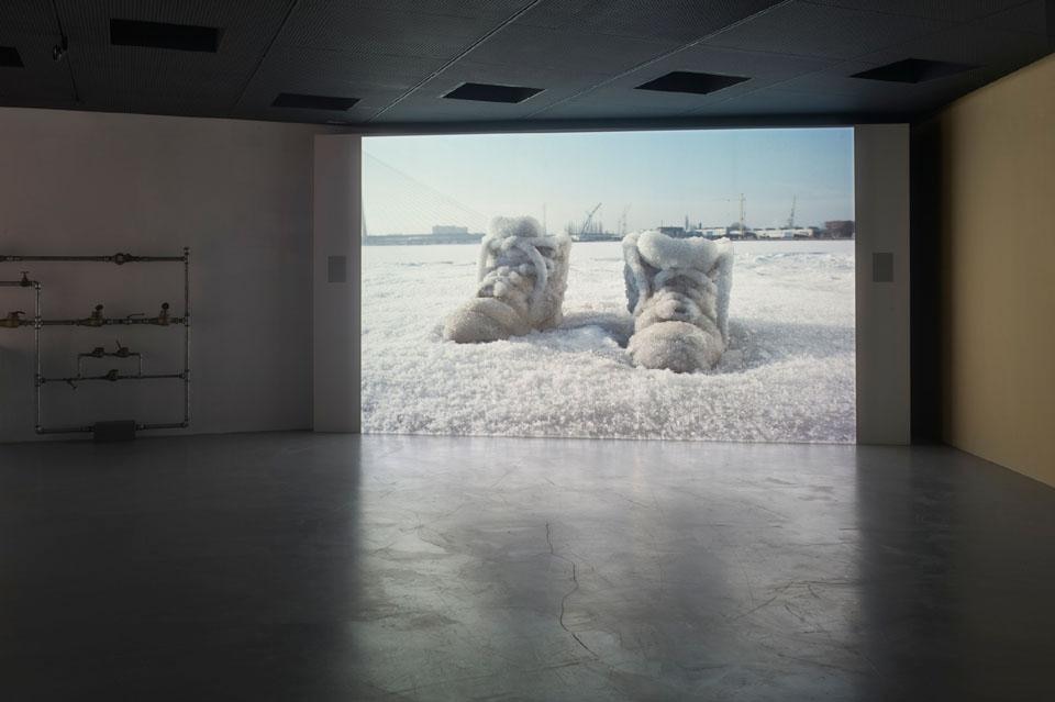 Sigalit Landau,
Salted Lake (Salt Crystal Shoes on a frozen Lake), 2011
HD-Video, 11:04
veduta dell'installazione,  © Sigalit Landau
Courtesy l'artista e kamel mennour, Parigi. Padiglione israeliano