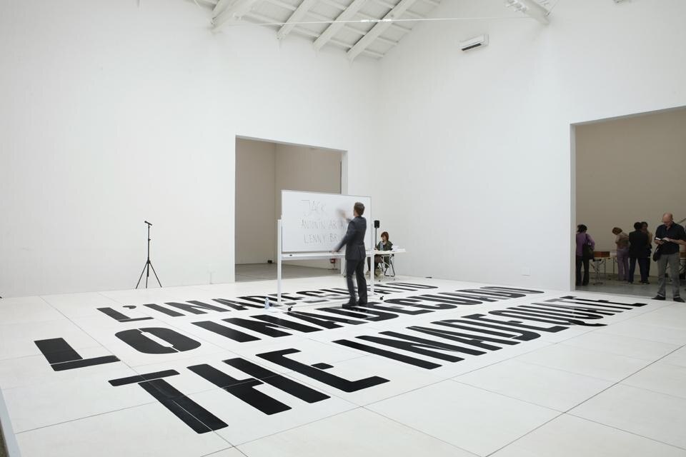 In alto: Allora&Calzadilla. Padiglione statunitense; qui sopra: Dora García, L'inadeguato; fotografia: Andrea Basile. Padiglione spagnolo