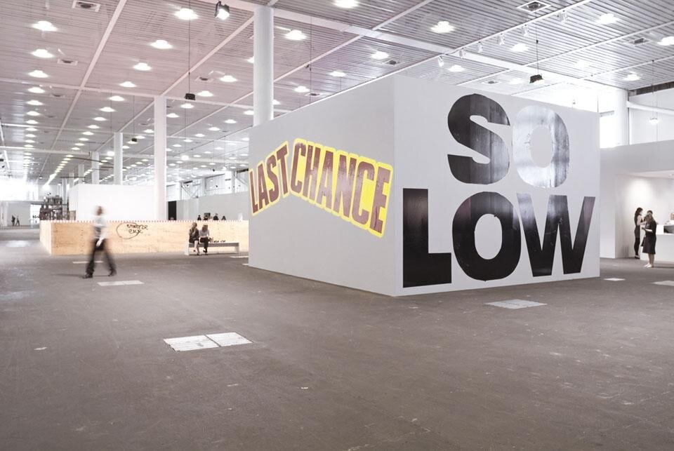 In alto: Daniel Buren, <i>Autour du retour d'un détour – Inscriptions</i>, veduta dell'installazione; qui sopra: Erik Van Lieshout, <i>Commission</i>, veduta esterna del padiglione.