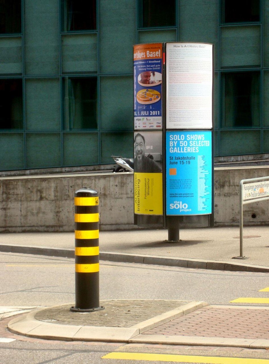 Il manifesto di Siegelaub non recava nessuna firma o logo, ma solo i nomi dei siti web delle due istituzioni che sostenevano la ricerca, deputati a raccogliere via web le risposte postate dai visitatori 