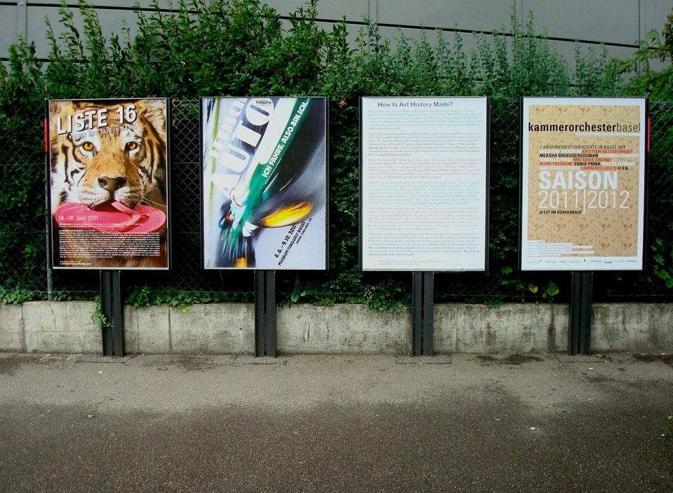 Il poster con le domande formulate da Seth Siegelaub in cinque lingue ha costituito una presenza anomala tra le decine di banner che pubblicizzavano eventi d'arte e commerciali
