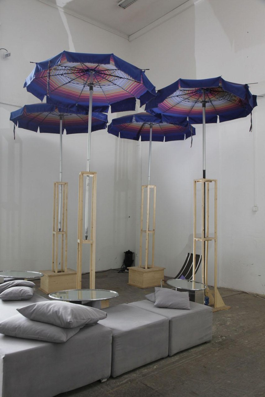 Giulio Delvè, <i>Hotel Tritone</i>, 2010. Installazione all'Atelierhaus Monbijoupark. Per gentile concessione dell'artista e Supportico Lopez.