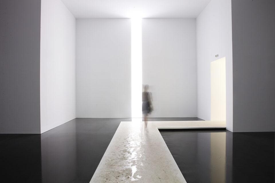 Diohandi, <i>Beyond Reform</i>, (oltre la riforma). Sopra: la nuova scala di accesso al padiglione; qui sopra: l'interno.