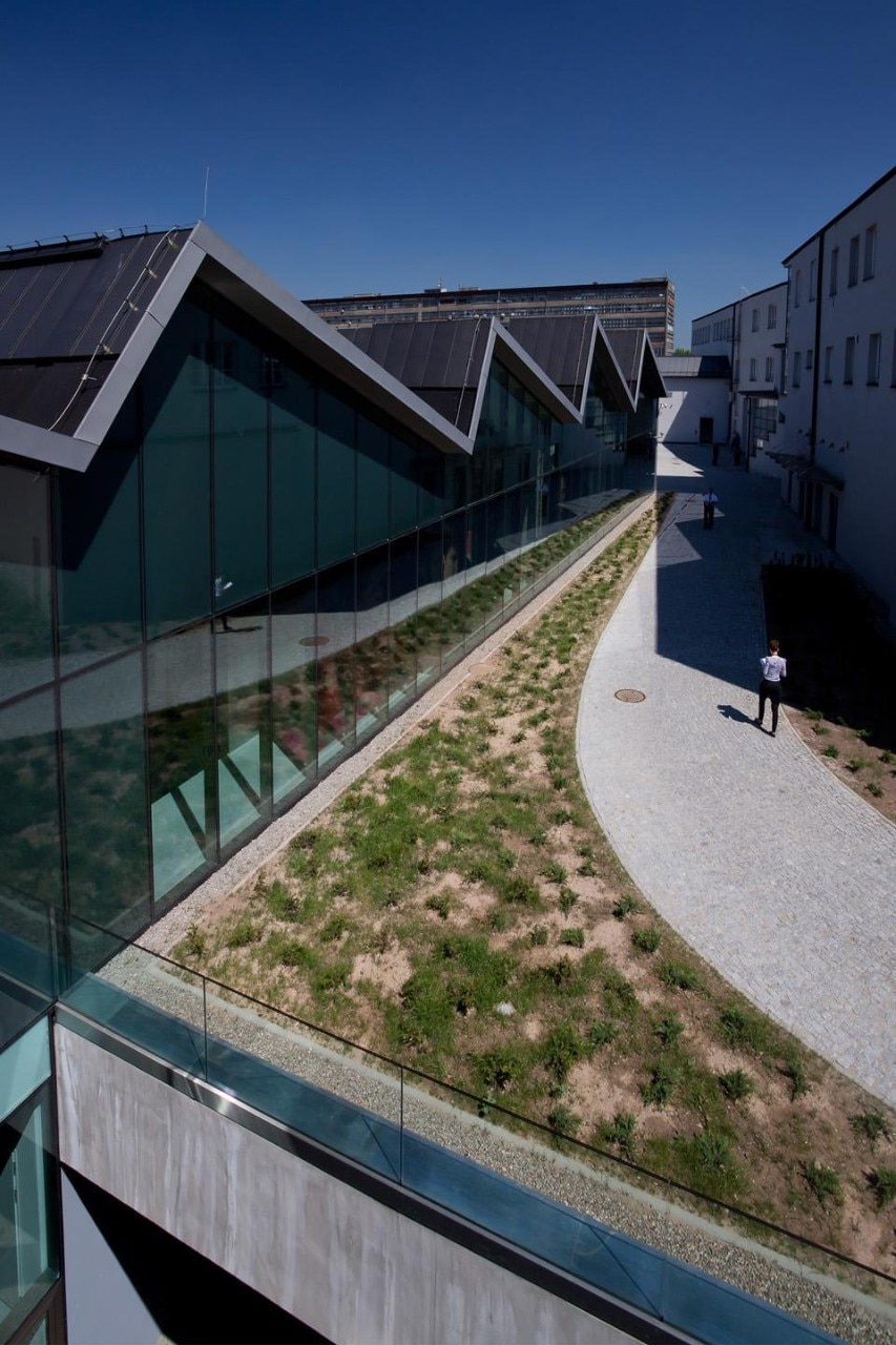 Il nuovo edificio del MOCAK progettato dall'architetto italiano Guido Nardi ha inaugurato a Cracovia lo scorso maggio.
