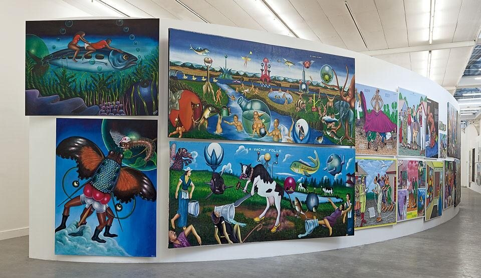 Vista della doppia mostra di Carsten Höller sulla collezione di Jean Pigozzi a Le Magazin di Grenoble. Le opere di 16 artisti congolesi sono state messe a confronto con quelle di 47 artisti giapponesi, le prime appese a una parete curva e le seconde su una diritta. Entrambe si aprivano su piccole stanze adibite all'esposizione di sculture