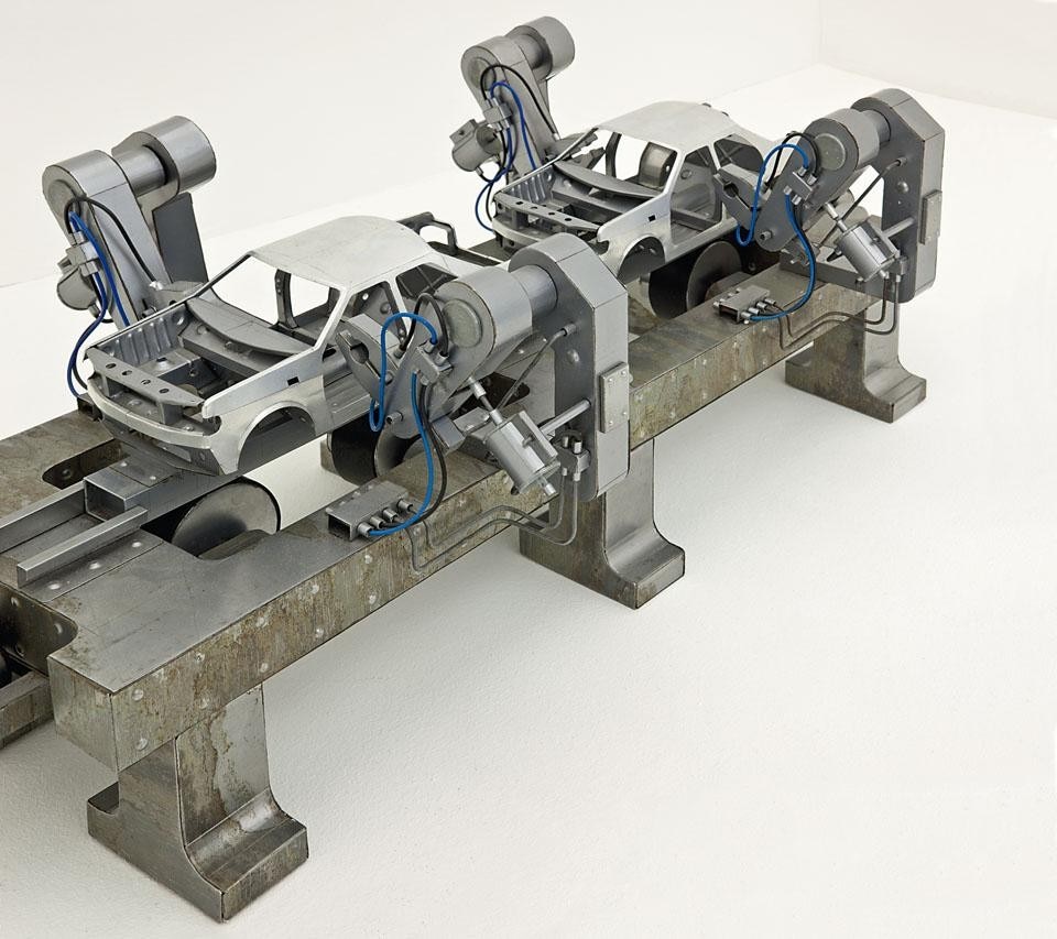 Rigobert Nimi, <i>Assembly Line</i>, scultura in metallo e materiali vari, 2002, esposta a <i>Japan Congo</i>.