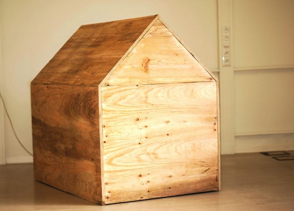 Huis Clos di Fabrizio Lamoncha, Ioan Ovidiu Cernei e Masa Jazbek è una piccola casa in legno: picchiando sul tetto si ottiene un colpo in risposta, dopo un attimo di attesa. 
