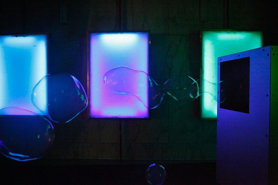 <i>Nothing</i>, 1999. Macchina per bolle di sapone e fumo bianco