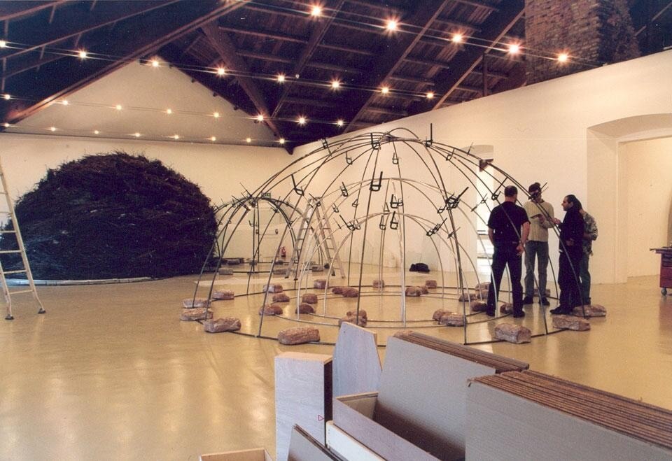 Allestimento della mostra personale di Mario Merz al Castello di Rivoli, Museo d'Arte Contemporanea, 2005, a cura di Pier Giovanni Castagnoli, Ida Giannelli e Beatrice Merz. Archivio Attitudine Forma