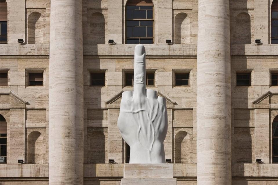 <i>L.O.V.E.</i>, la discussa opera in marmo di Carrara di Maurizio Cattelan in Piazza Affari a Milano, 2010
