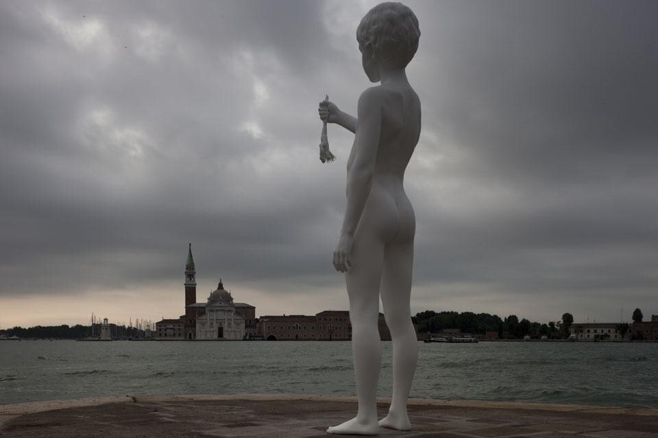 <i>Boy with Frog</i>, scultura eseguita nel 2009 da Charles Ray su commissione di François Pinault