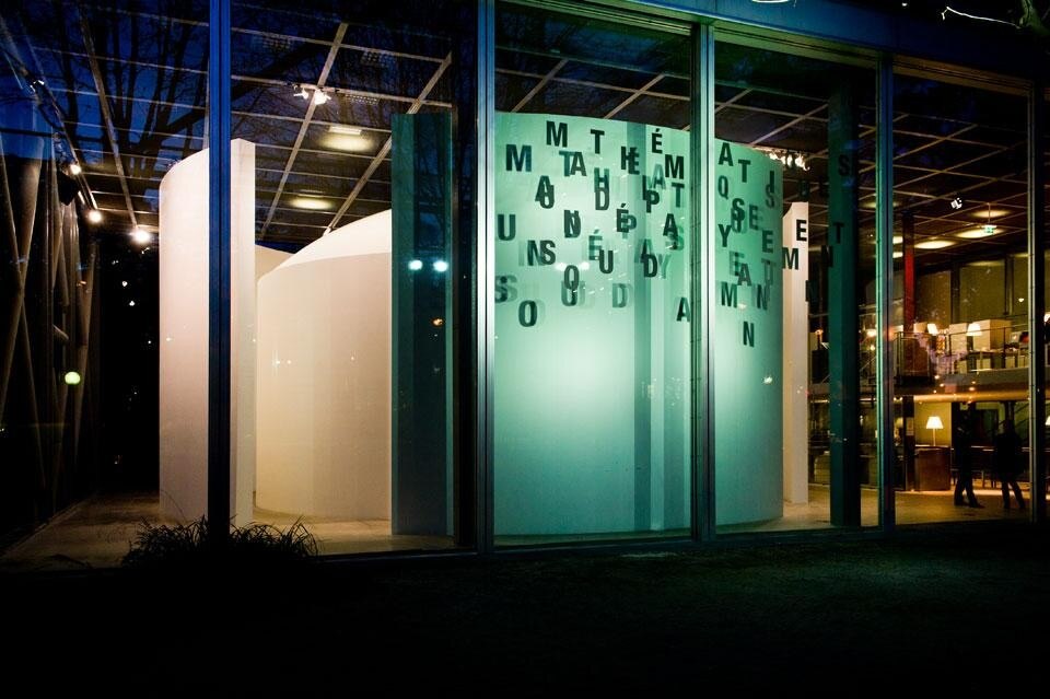 Vista della mostra <i>Mathematics: A Beautiful Elsewhere</i>, fino al 18 marzo alla Fondation Cartier pour l’art contemporain, Parigi. Photo Olivier Ouadah