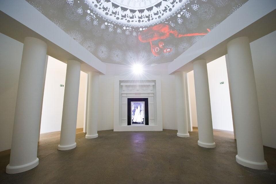 The Library of Mysteries. Vista della mostra <i>Mathematics: A Beautiful Elsewhere</i>, fino al 18 marzo alla Fondation Cartier pour l’art contemporain, Parigi. Photo Olivier Ouadah
