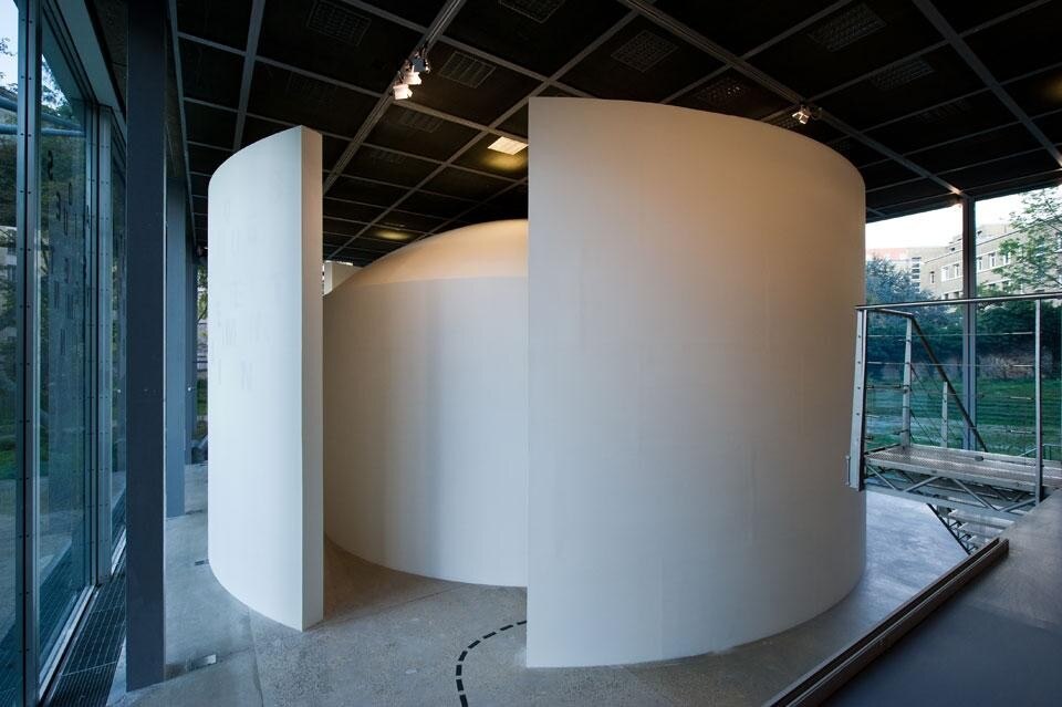 The Library of Mysteries. Vista della mostra <i>Mathematics: A Beautiful Elsewhere</i>, fino al 18 marzo alla Fondation Cartier pour l’art contemporain, Parigi. Photo Olivier Ouadah
