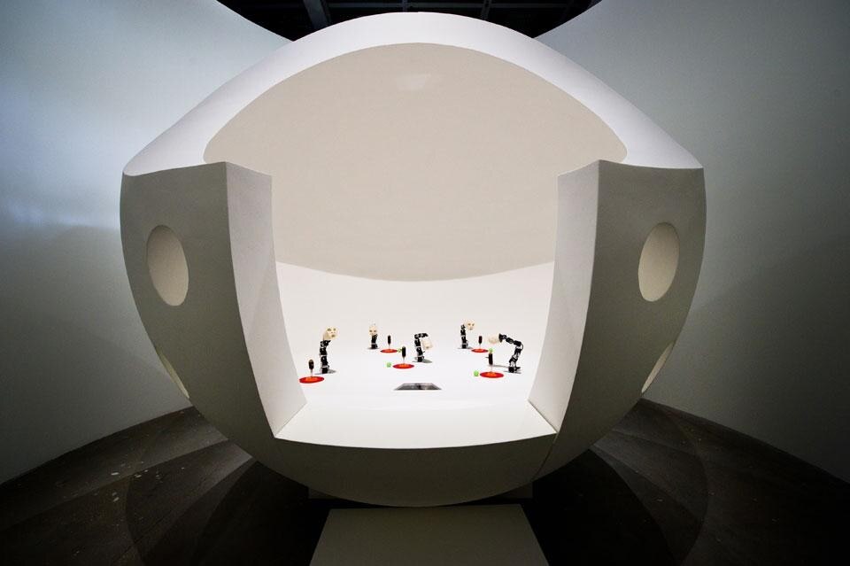 Flowers Fields: curiosity and language. Vista della mostra <i>Mathematics: A Beautiful Elsewhere</i>, fino al 18 marzo alla Fondation Cartier pour l’art contemporain, Parigi. Photo Olivier Ouadah
