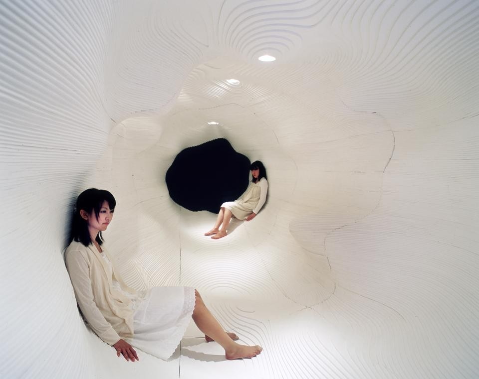 Il paesaggio bianco di <i>Artificial Topography</i> è costituito da più di 1.000 fogli di materiale plastico soffice tagliato lungo le linee di contorno 