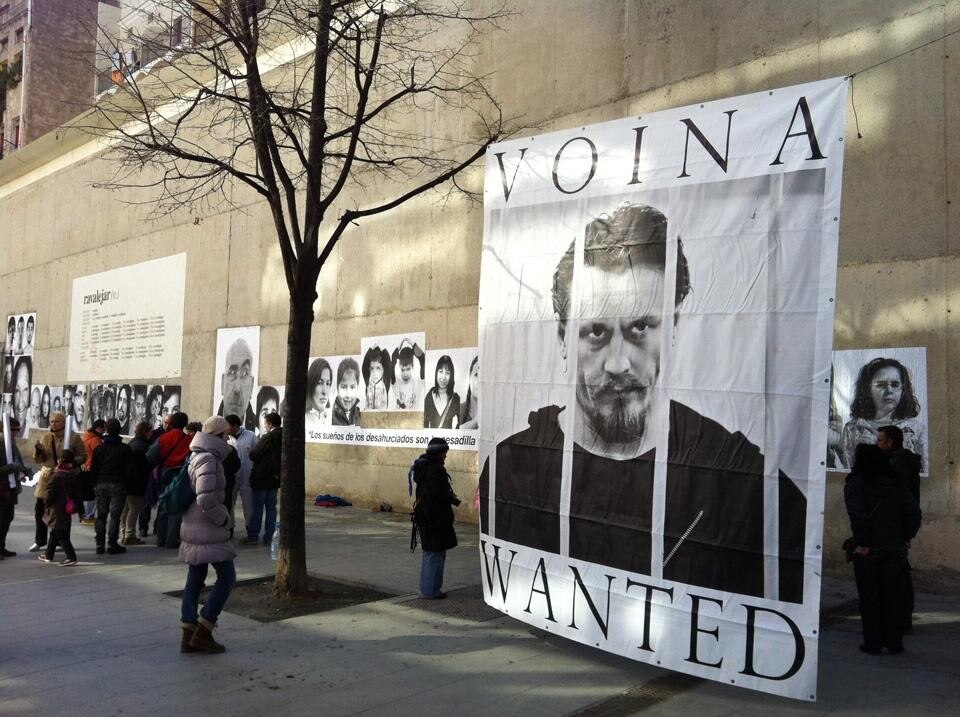 Il collettivo russo Voina ha tenuto il discorso inaugurale e si è esibito in un ampliamento locale, a Barcellona, della sua famosa azione <i>Voina Wanted!</i>, presentata a New York all'inizio dell'anno. Photo dpr-barcelona