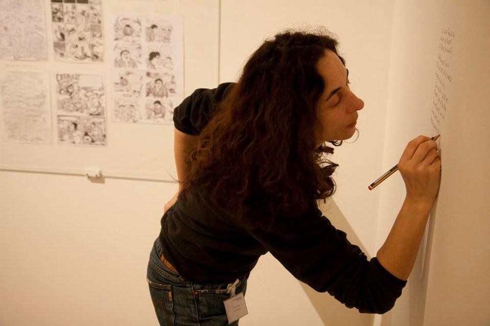 Francesca Ghermandi in una fase dell'allestimento della mostra <i>Officina Ghermandi</i> al Museo Archeologico di Bologna